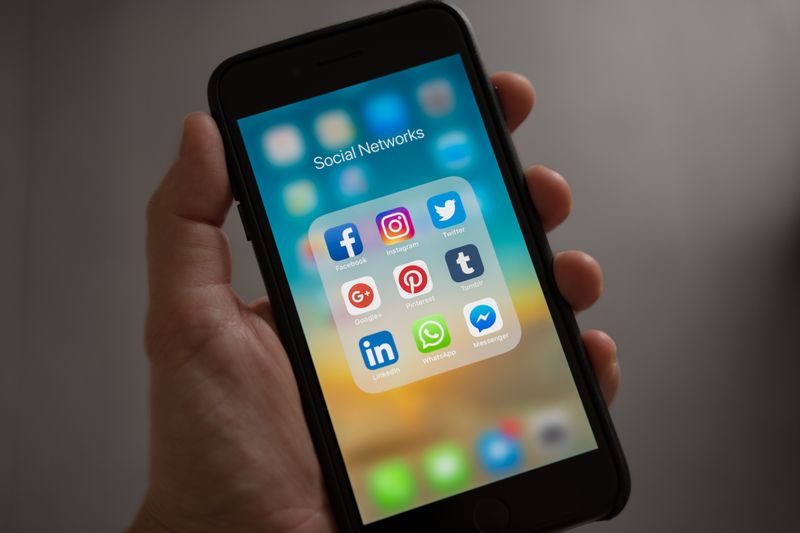 Mano sosteniendo un teléfono inteligente con la pantalla de ajustes abierta