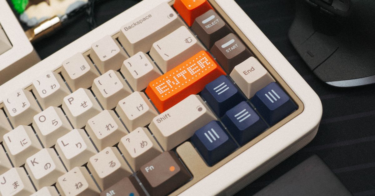 Primer plano de un teclado y una pantalla con listas de entradas y campos de contraseña